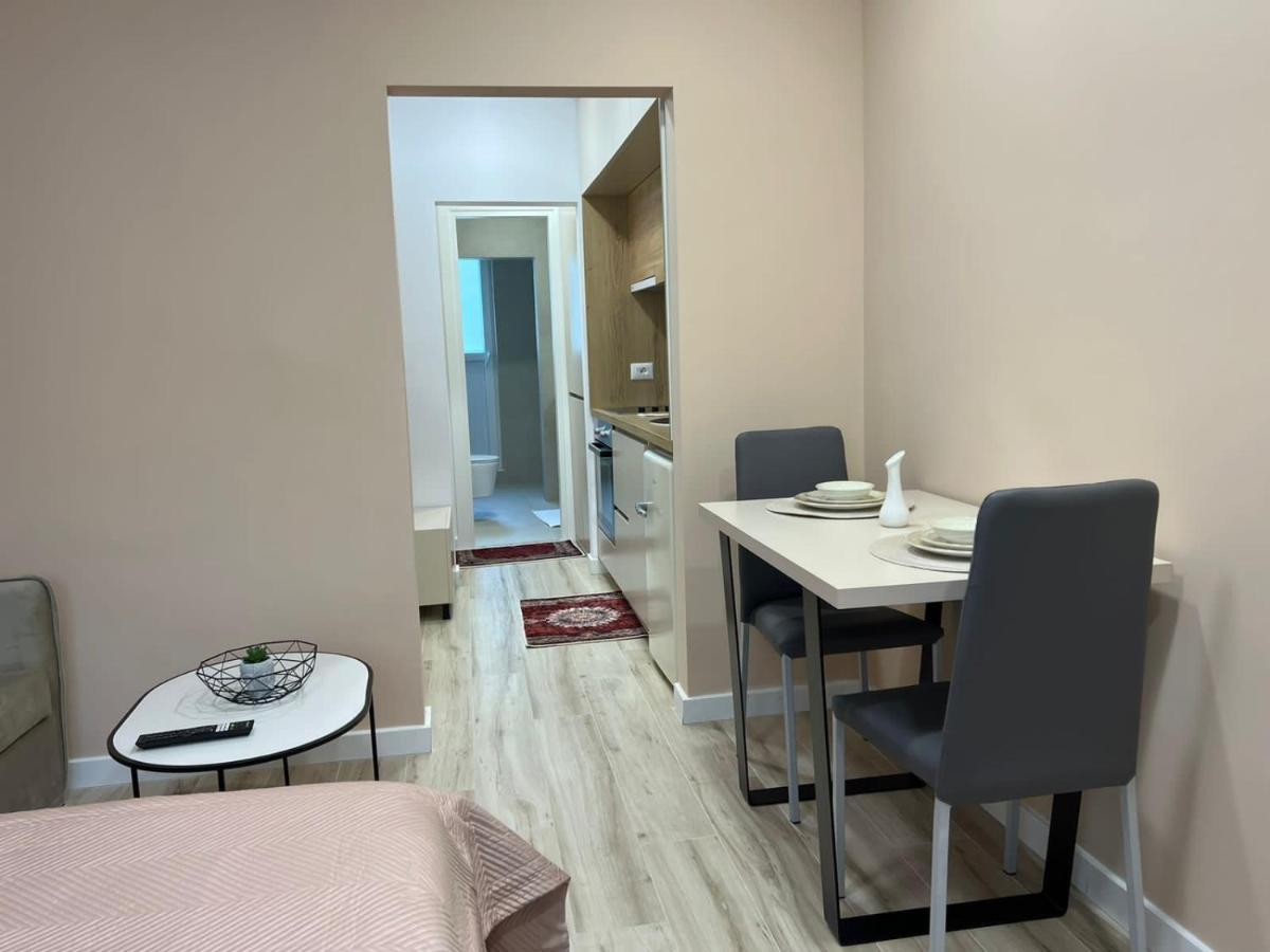 Smart Home , Lovely Apartment In ติรานา ภายนอก รูปภาพ